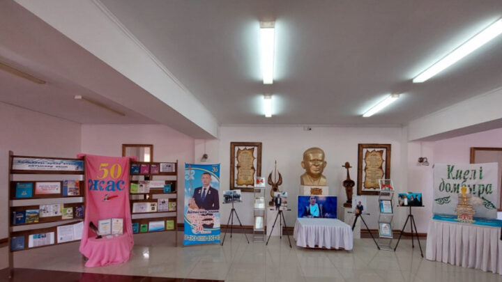 «Ақиқатты арқау еткен айтыскер ақын» атты кітап көрмесі